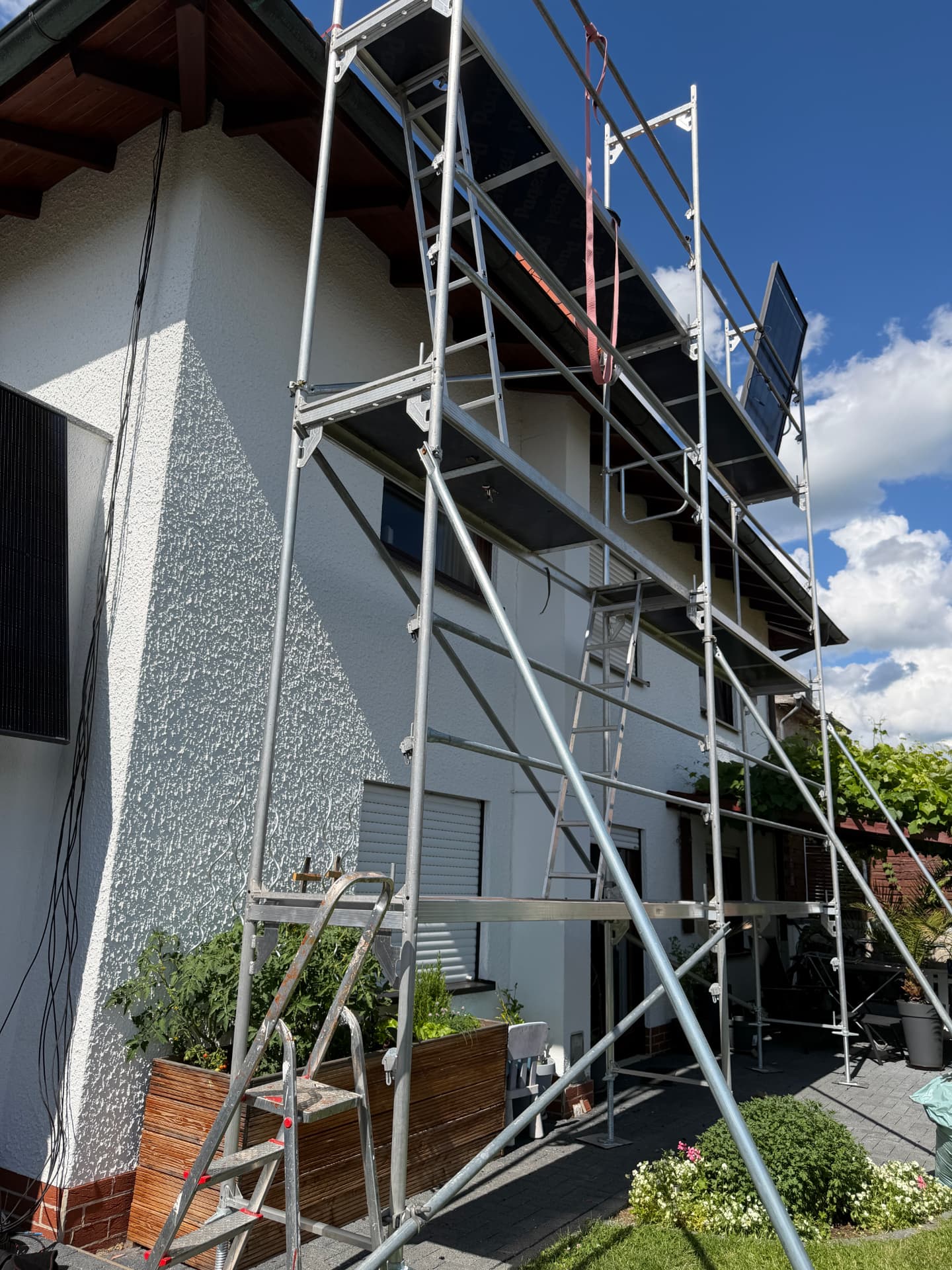 Gerüst am Wohnhaus – Module werden auf das Dach gebracht