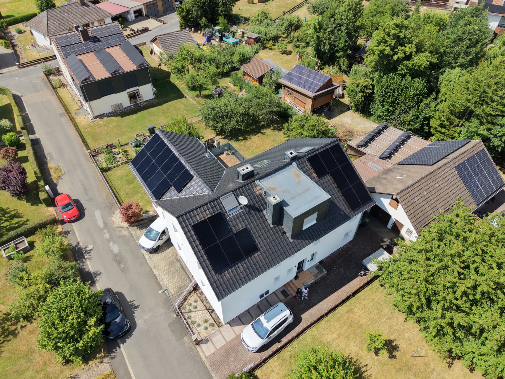 Luftaufnahme: mehrere Anlagen im Quartier